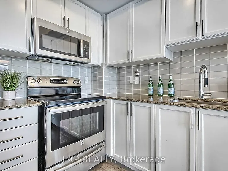 7167 Yonge St #523 — Photo 13