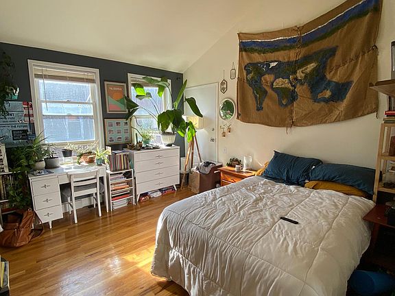 3rd image of 1065 N Hermitage Ave APT 2R