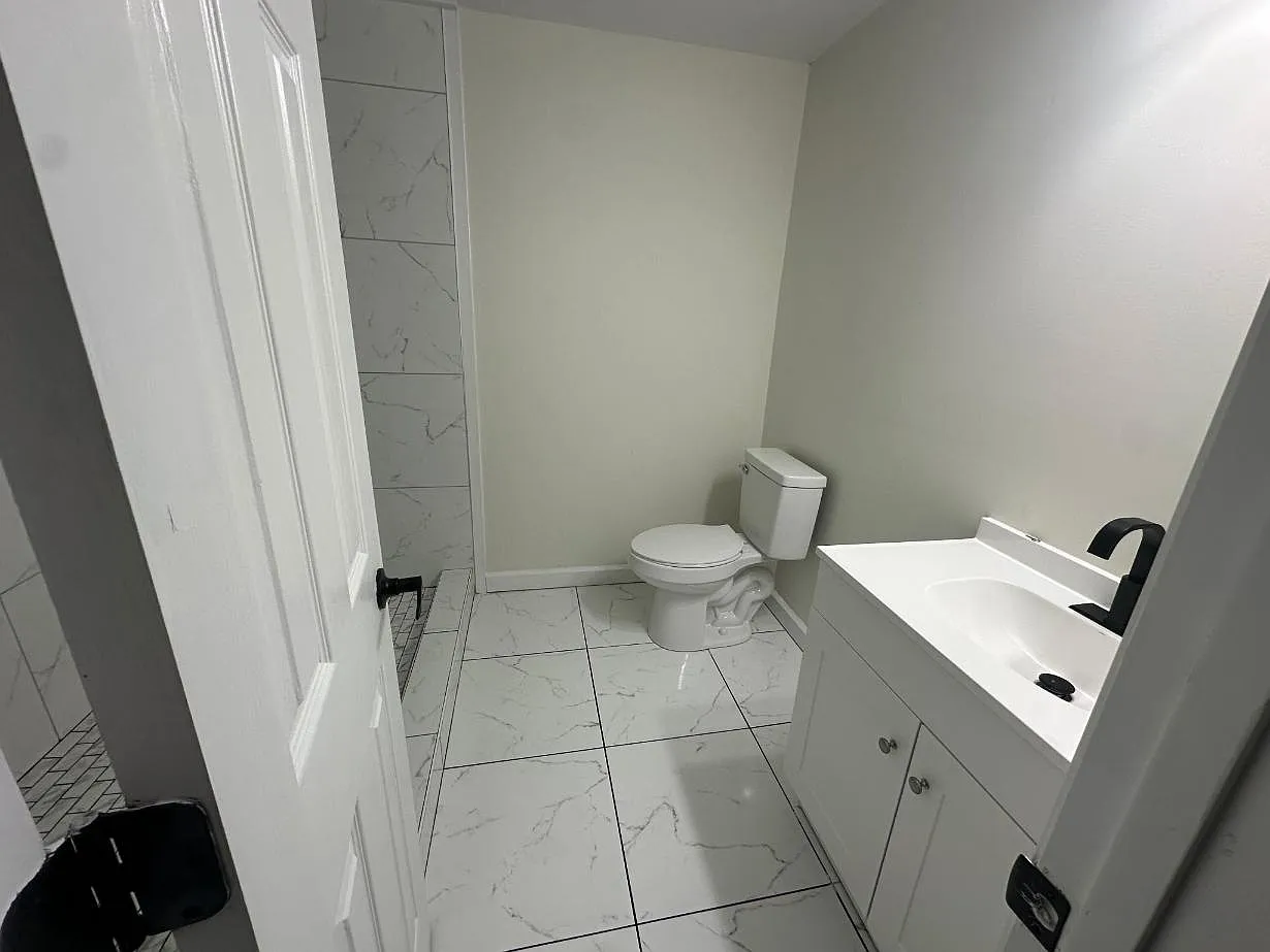 6 bed, 3430 sqft, $1,000 — Photo 3