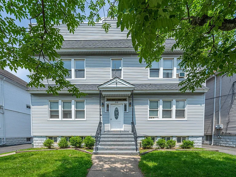 210 W Price St — Photo 14