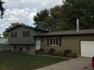 2911 Roselawn Dr, Grand Island, NE 68801