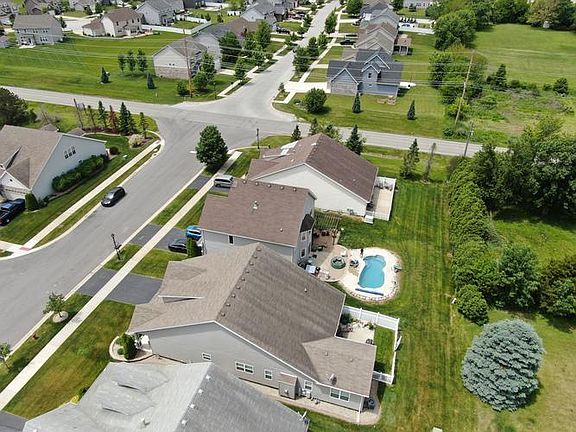 3rd image of 7934 W 101st Pl