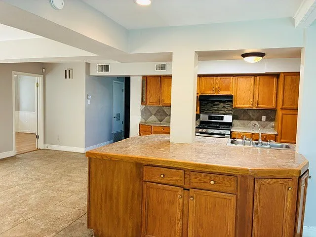 3 bed, 2.5 bath, 2135 sqft, $1,950 — Photo 3