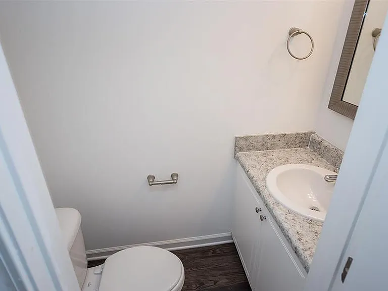 Barrington Apartments — Photo 16