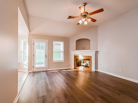 3rd image of 10448 Redmond Cir N