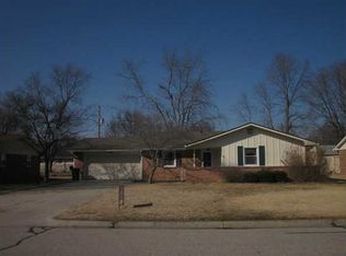 5220 Magnolia Dr, Columbus, IN 47203