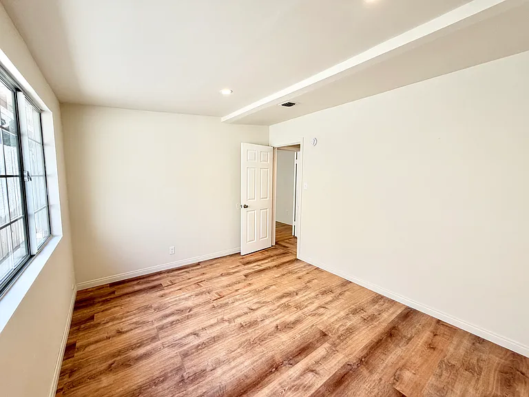 3774 La Crescenta Ave — Photo 25