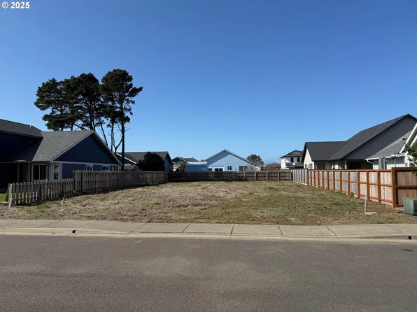 2653 Franklin Ave, Bandon, OR 97411