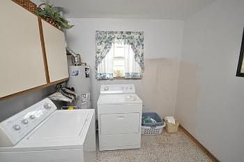 5th image of 937 Papworth Ave