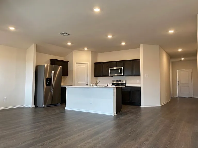 3121 Sweetwater Way — Photo 2