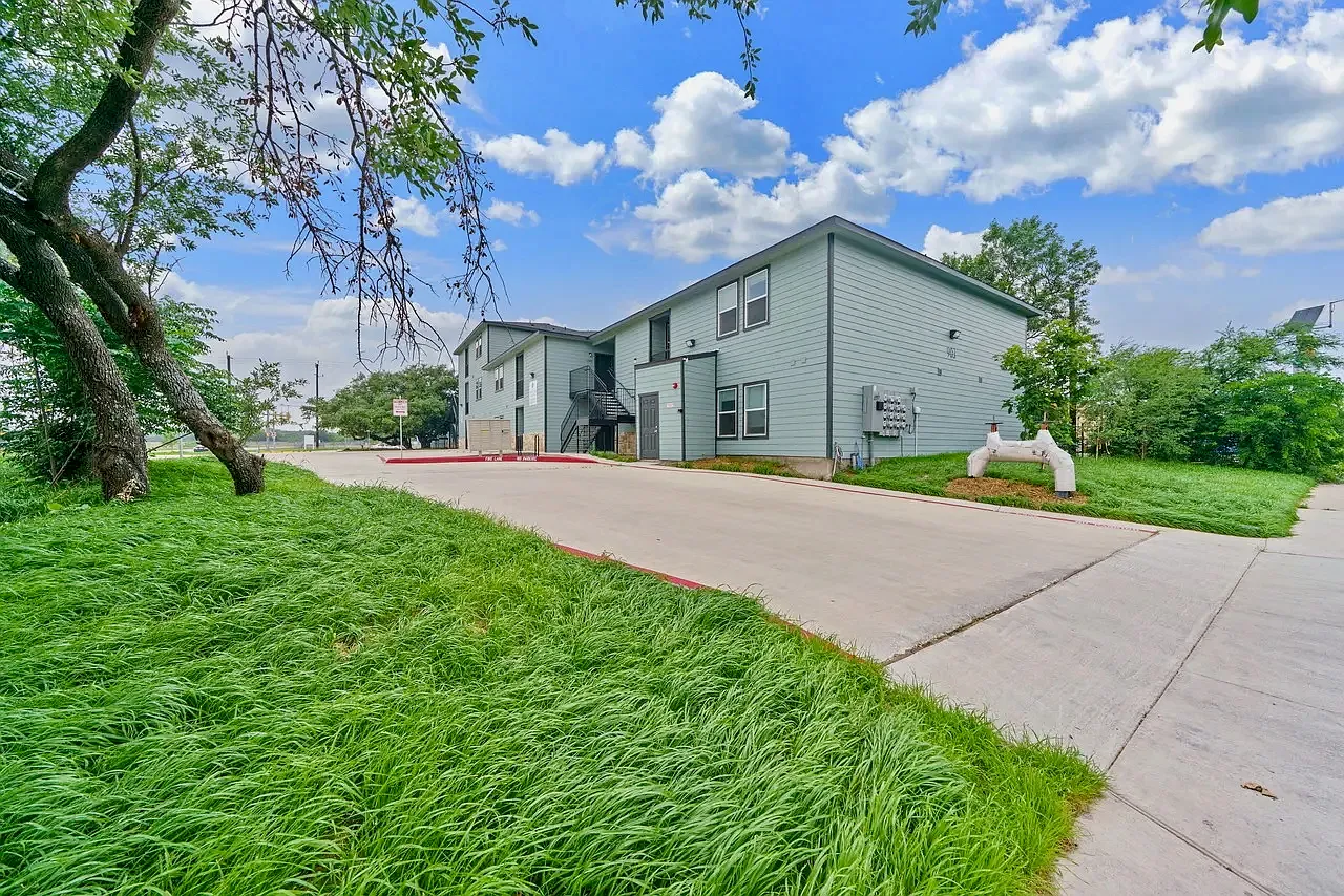 2 bed, 750 sqft, $995 — Photo 1