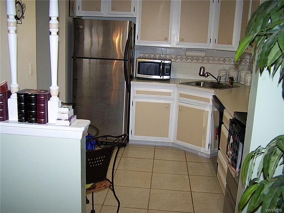 3rd image of 20 Carriage Dr APT 7