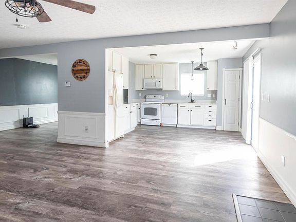3rd image of 979 Schauer Dr