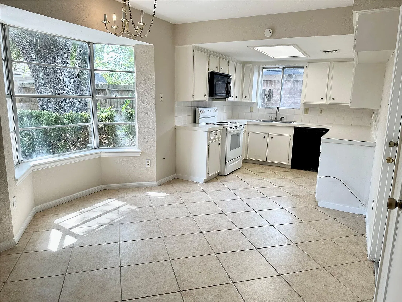 4 bed, 2.0 bath, 2096 sqft, $2,100 — Photo 4