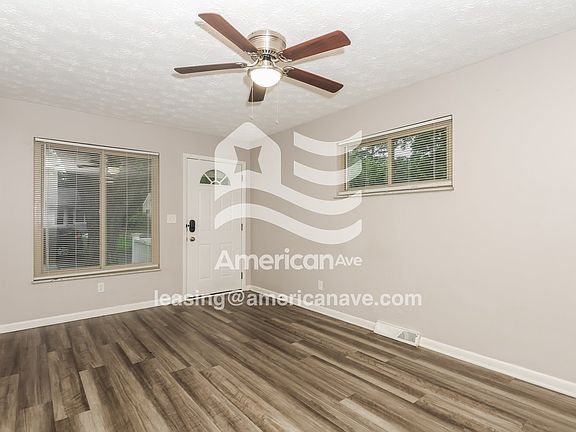 1385437_004_wm_-_living_room_13038554.jpg