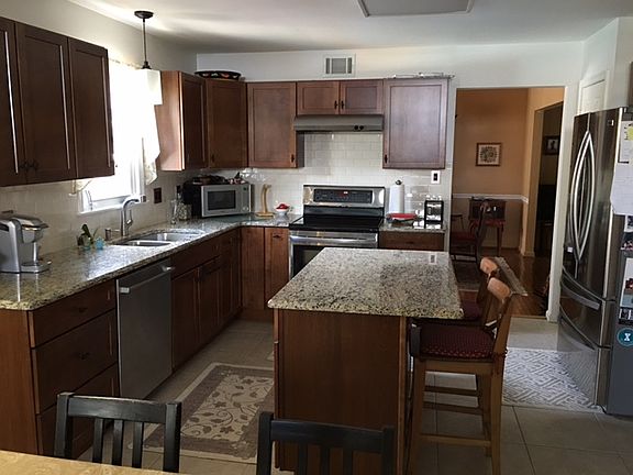 Kitchen: granite counters 