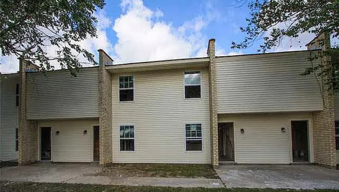 2 bed, 1.5 bath, 1100 sqft, $975 — Photo 1
