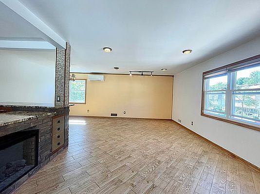 5th image of 82 Zoe St Floor 2