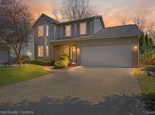 47226 Scarlet Dr S, Novi, MI 48374