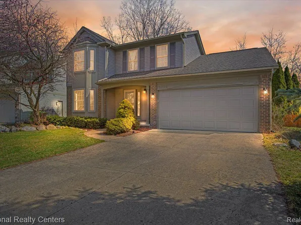 47226 Scarlet Dr S, Novi, MI 48374