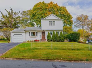 15 Grand Haven Dr, Commack, NY 11725
