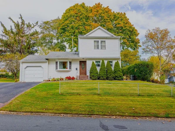 15 Grand Haven Drive, Commack, NY 11725