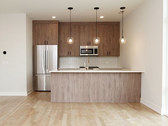 2nd image of 3208 N Southport Ave #404