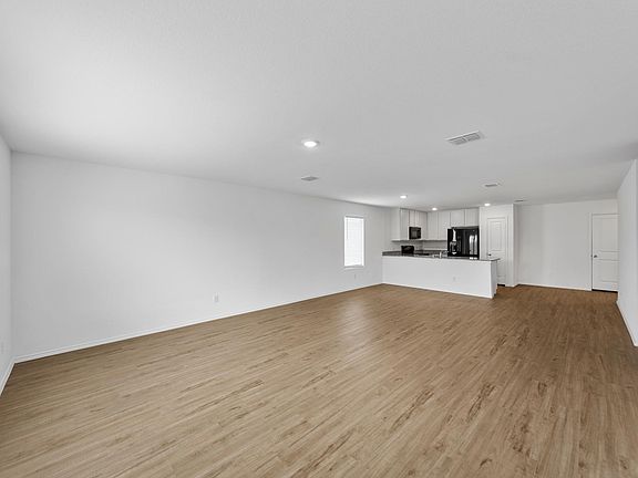 4th image of 322 Mahogany Ln