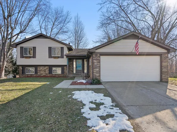 5180 Woodcreek Trl, Clarkston, MI 48346