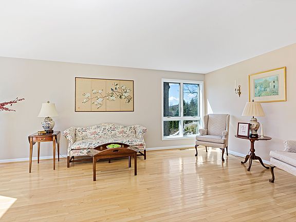 4th image of 52 Dimond Ave