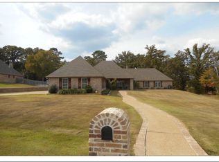 210 Ashbriar Ln, Longview, TX 75605