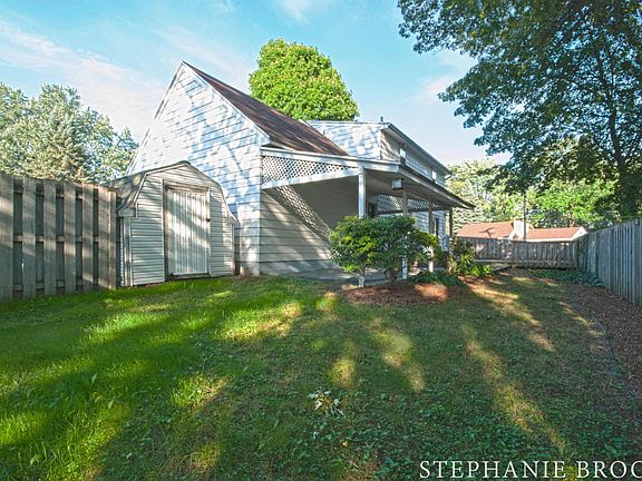 2nd image of 840 Wellerwood St NE