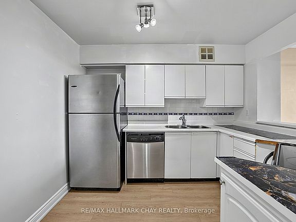 3rd image of 326 Major Mackenzie Dr E #705