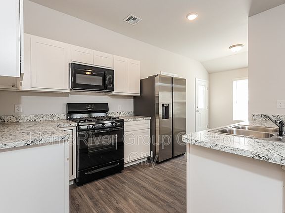 5th image of 829 Highgarden Cir