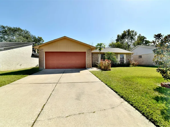470 Buoy Rd, Webster, TX 77598