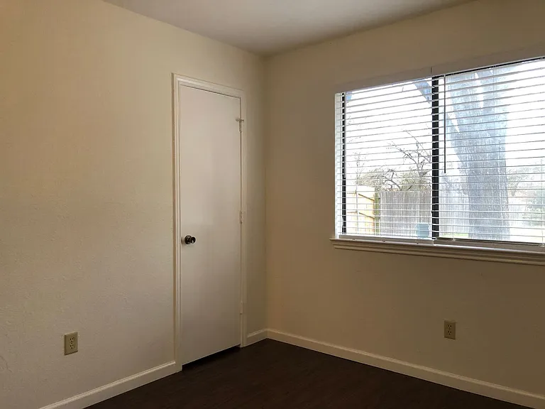 208 E Denton Dr — Photo 10