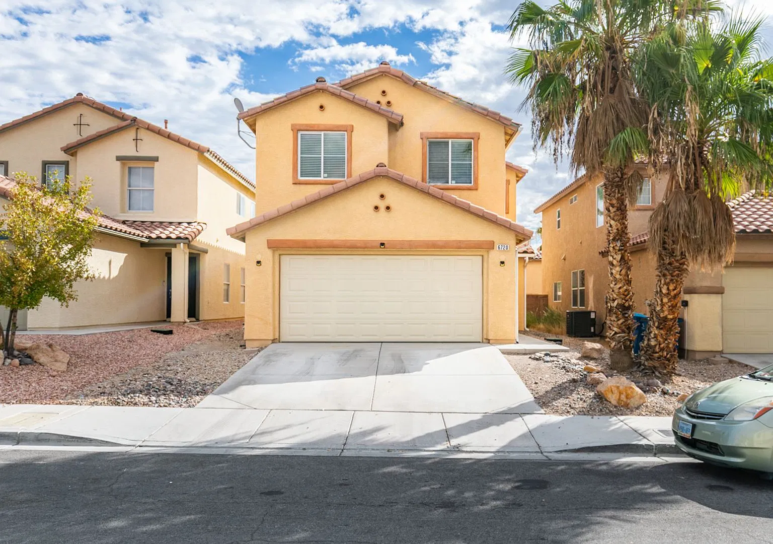 Spacious 4-Bedroom Centennial Home with Den & Loft — Photo 1