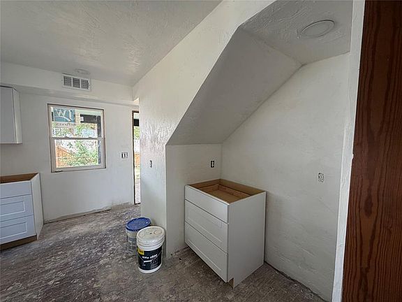 4th image of 306 E Elm St