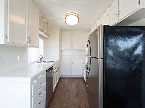 4th image of 703 Stratford Ct APT 12