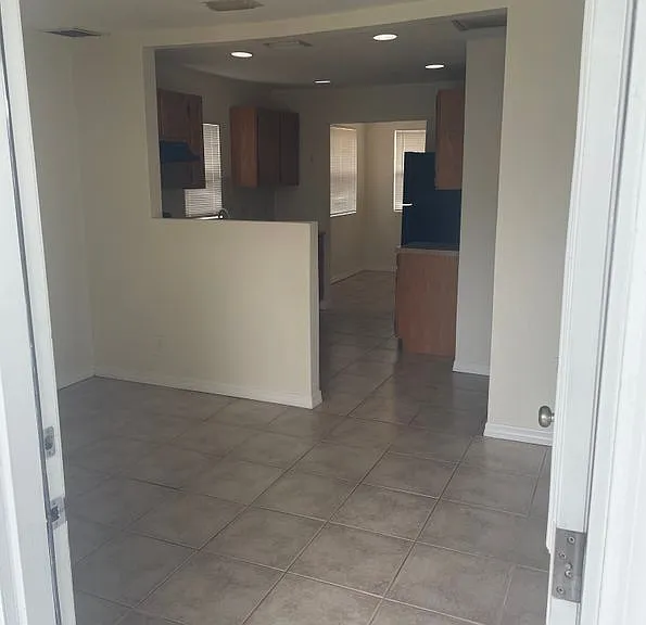 6712 S Himes Ave — Photo 3