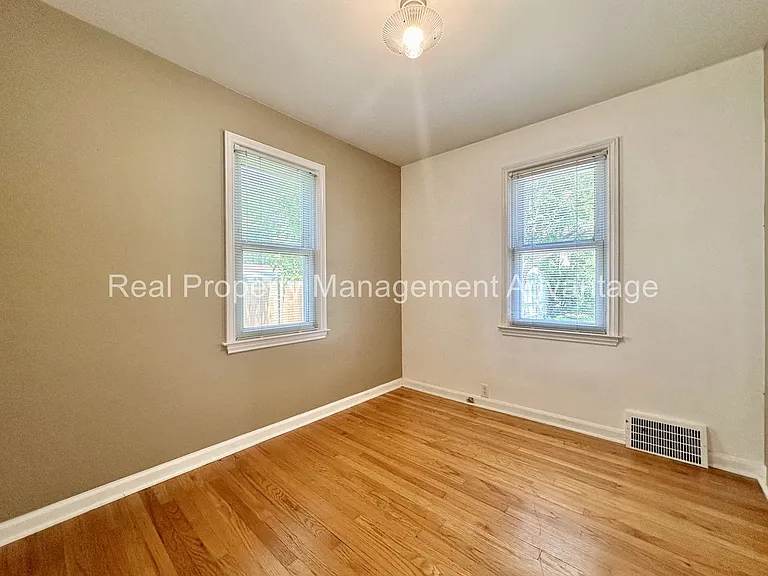 1596 Albany St — Photo 12