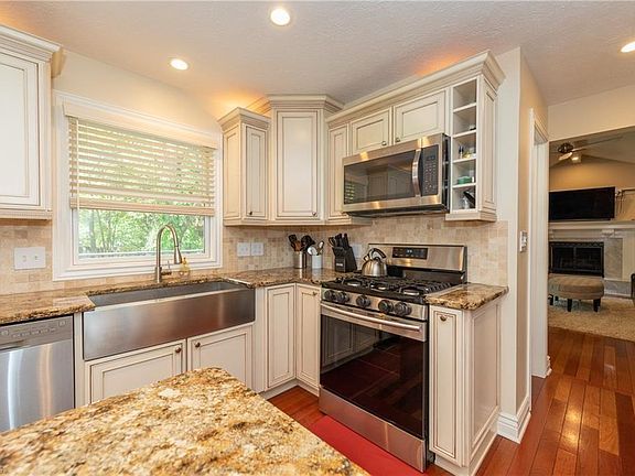 5th image of 145 Elm Ct
