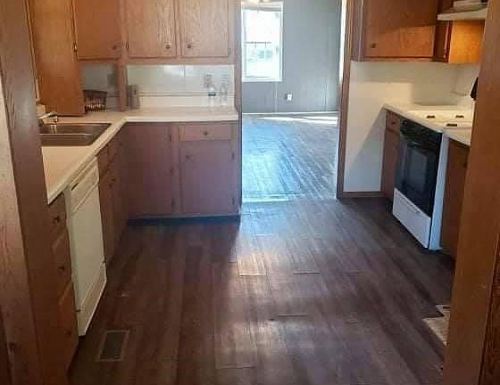 4th image of 697 S Center St