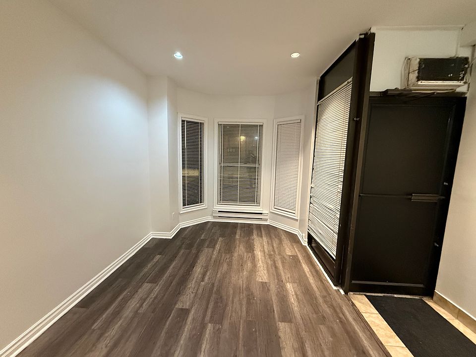 1st image of 400 Dundas St E #301