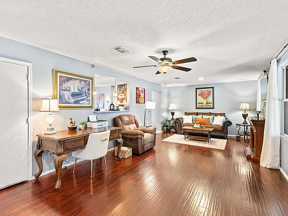 4th image of 2924 Jamestown Dr