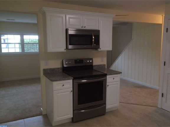 3rd image of 1105 E Willow Run Dr