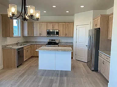 5 bed, 2700 sqft, $2,600 — Photo 2