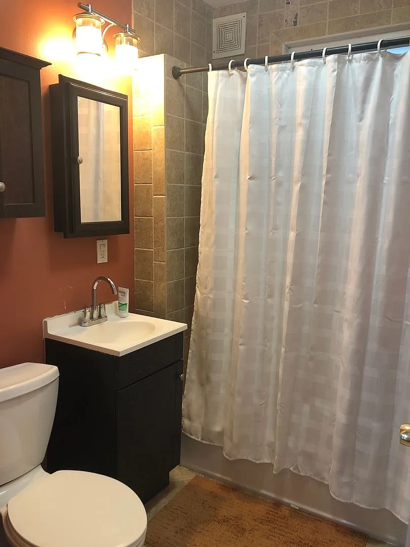 No Brokers Fee, In-Unit Washer and Dryer, Pets- Friendly Unit, Porch, Greal Location! — Photo 4