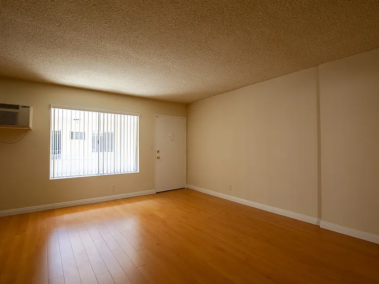 Coldwater Canyon Apartments — Photo 10