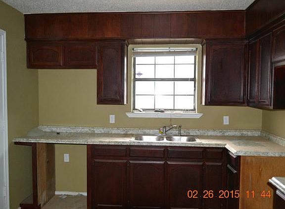 5th image of 1025 Western Hills Dr